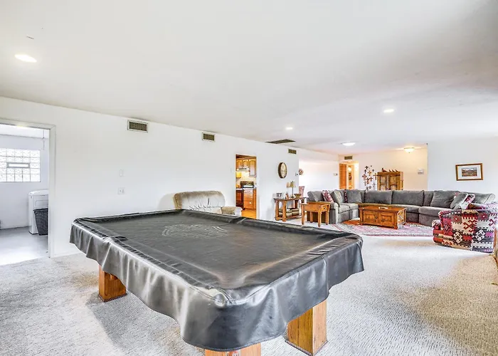Peaceful W/ Pool: 10 Mi To Downtown! Holiday home