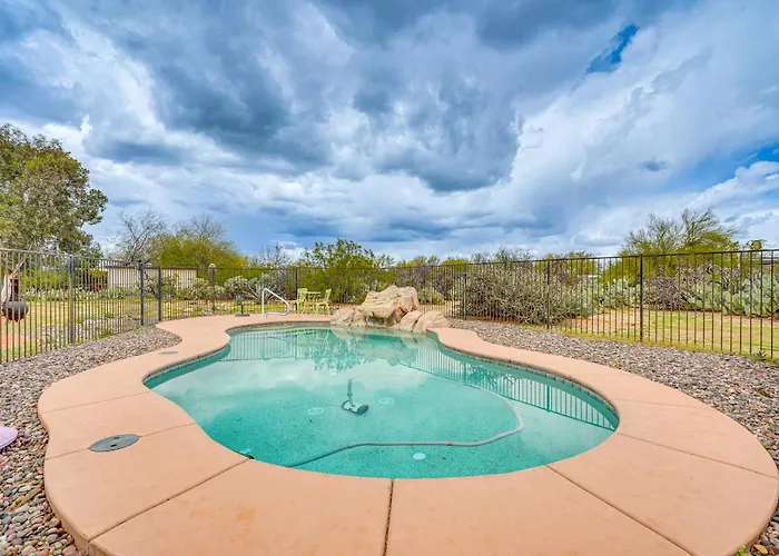 Peaceful W/ Pool: 10 Mi To Downtown! Holiday home *