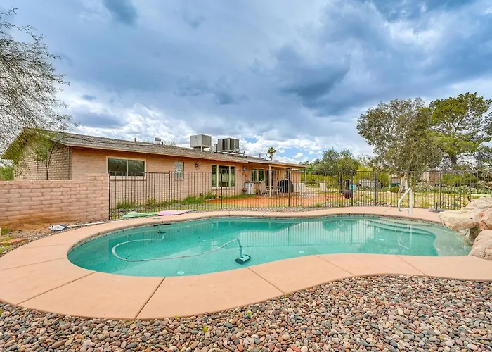 Peaceful W/ Pool: 10 Mi To Downtown! Holiday home Tucson