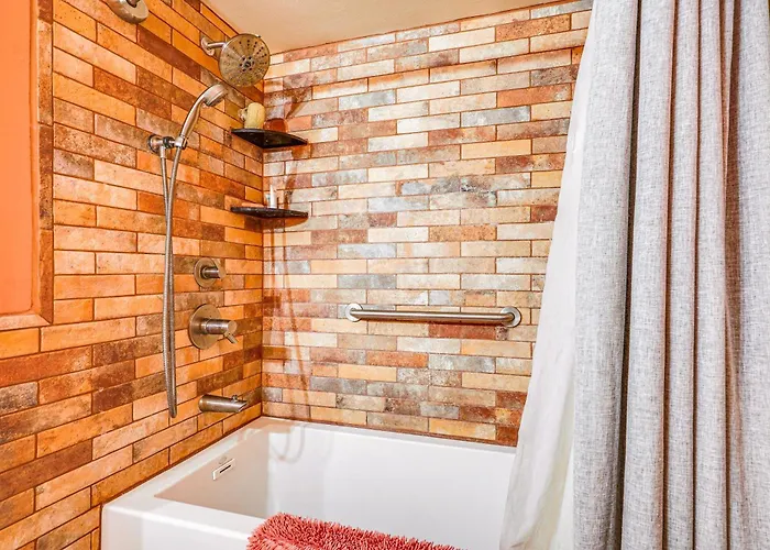 Peaceful W/ Pool: 10 Mi To Downtown! Holiday home