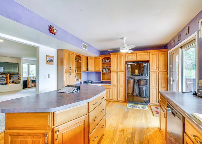 Peaceful W/ Pool: 10 Mi To Downtown! Holiday home *